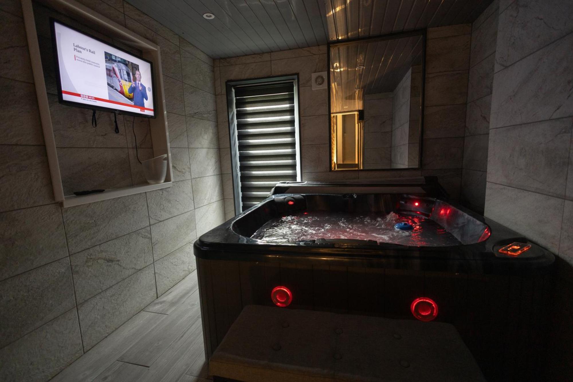 London, Jacuzzi 1 Bedroom Apartment Londra Esterno foto