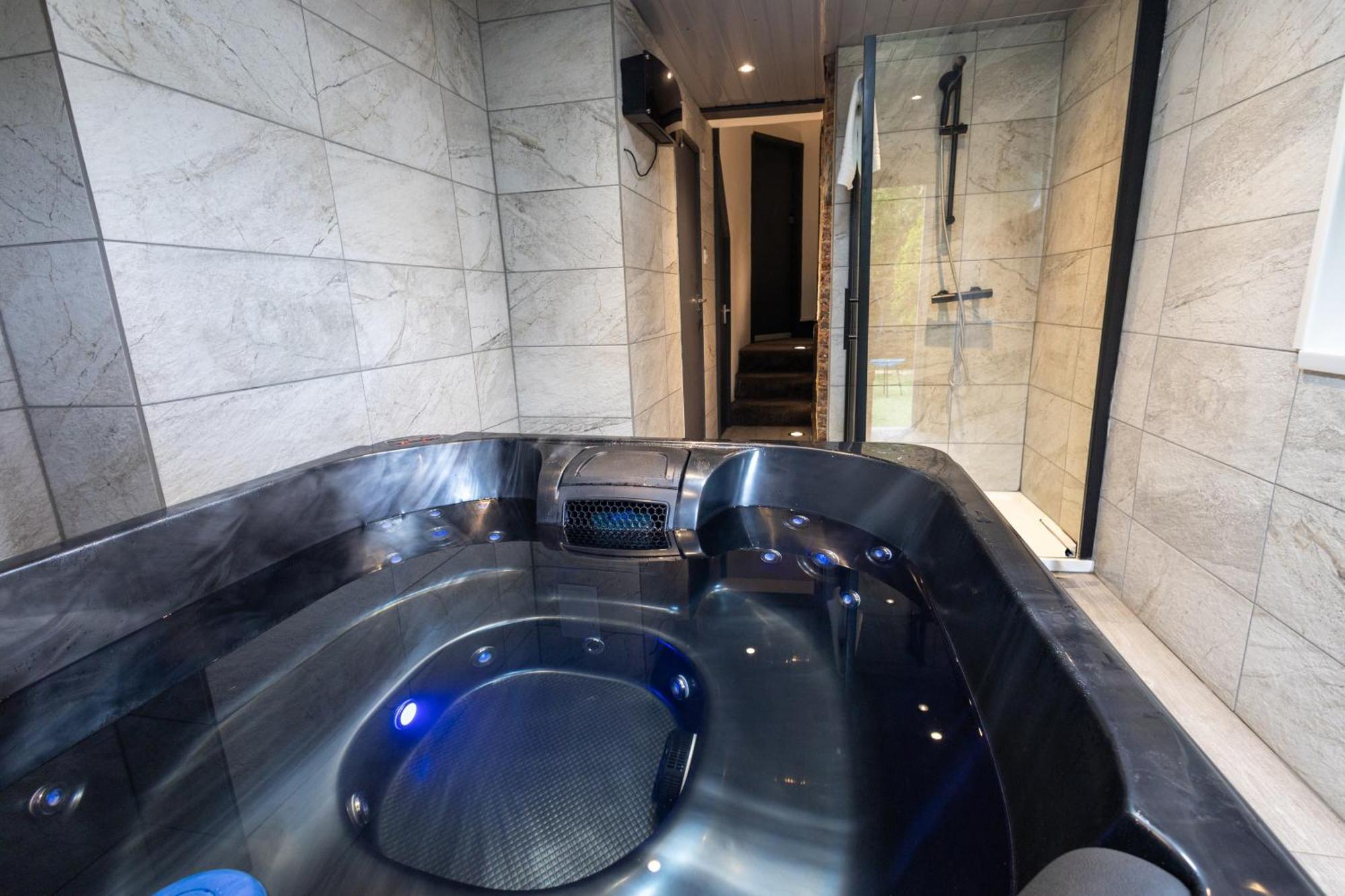 London, Jacuzzi 1 Bedroom Apartment Londra Esterno foto